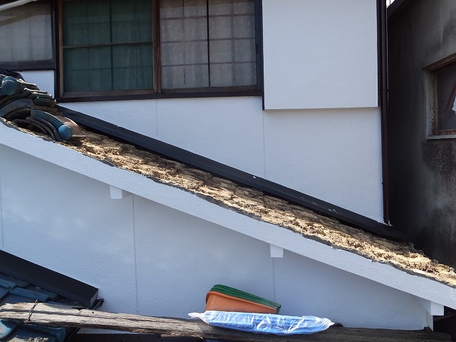 下屋根部分の瓦屋根を撤去